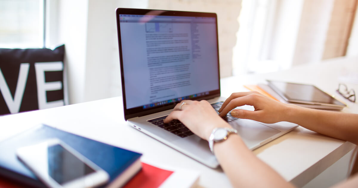 Schriftstellerin arbeitet an den Werbetext auf Laptop